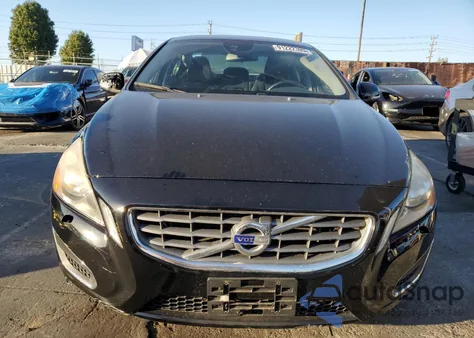 2013 Volvo S60 T5 z USA, uszkodzony, nr VIN YV1612FS7D1219009